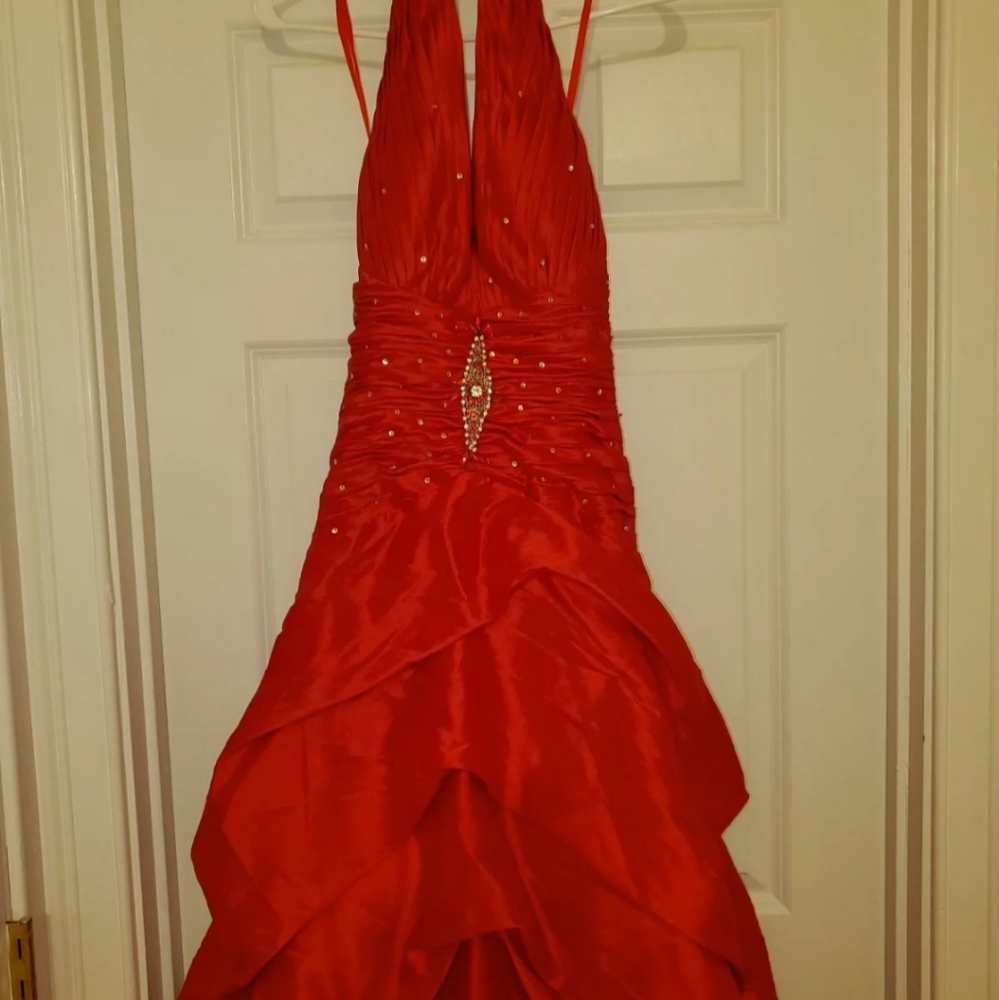 Red Gown - Picture 2 of 9